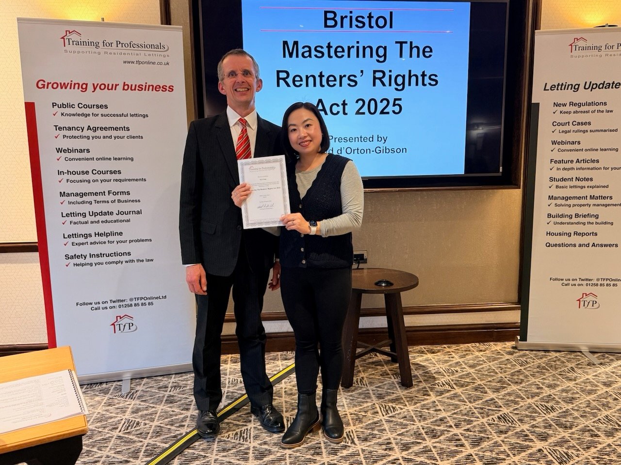 Dannii 与 David d'Orton-Gibson 在培训活动现场